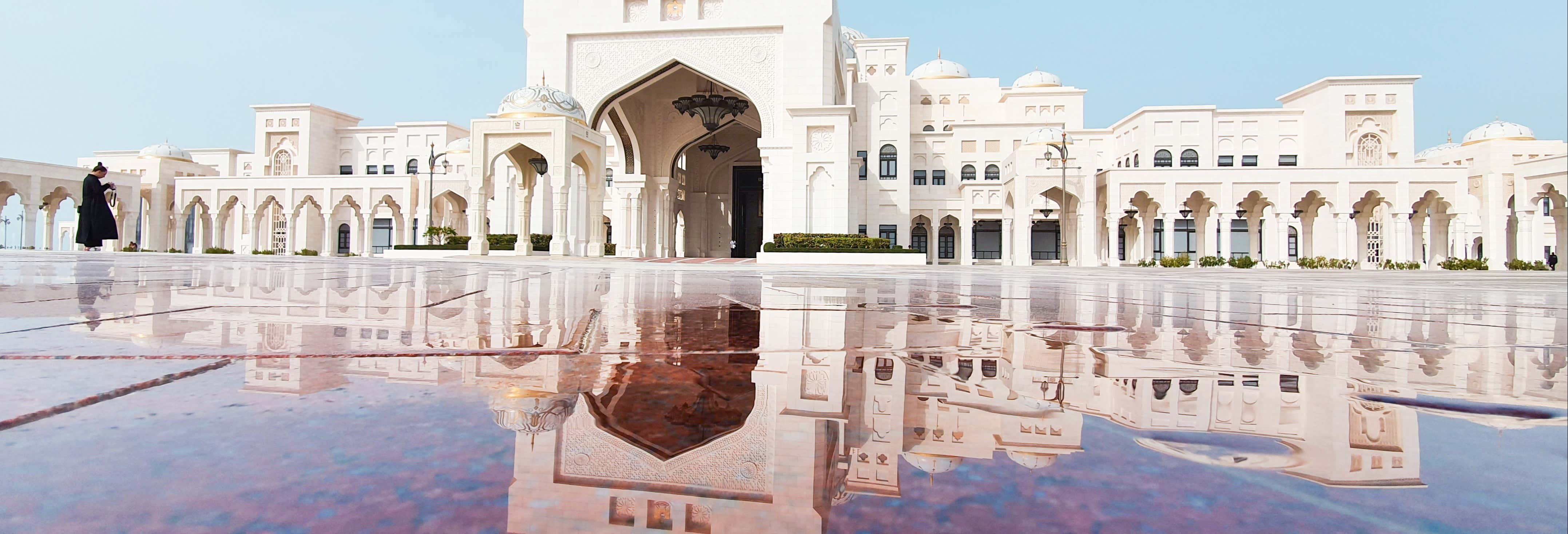Entrada al palacio Qasr Al Watan