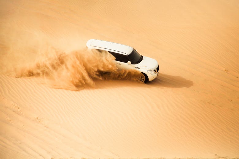 Surcando las dunas de Abu Dhabi en jeep