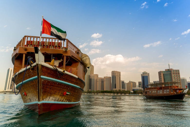 Navegando de dhow por Abu Dhabi