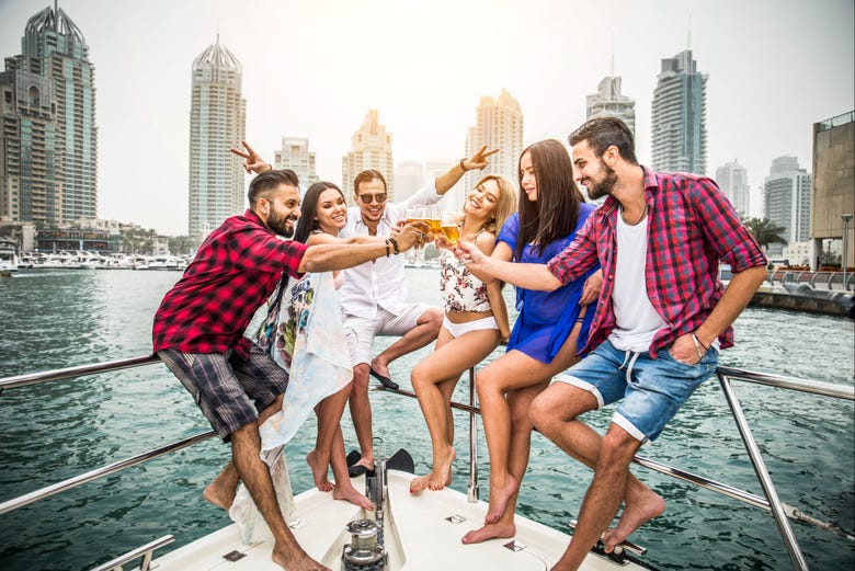 Gruppo di amici in yacht a Dubai