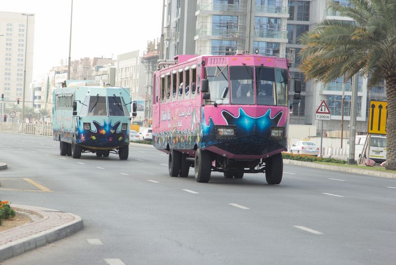 Ônibus anfíbio pelas ruas de Dubai