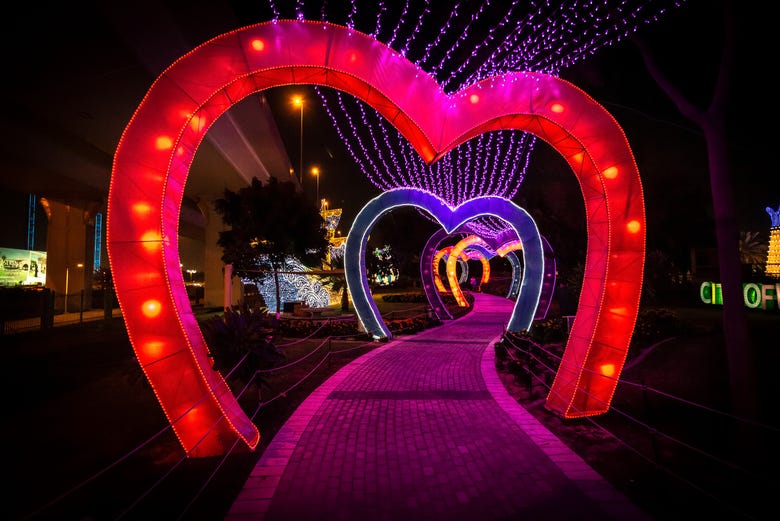 Paseo de corazones en Dubai Garden Glow