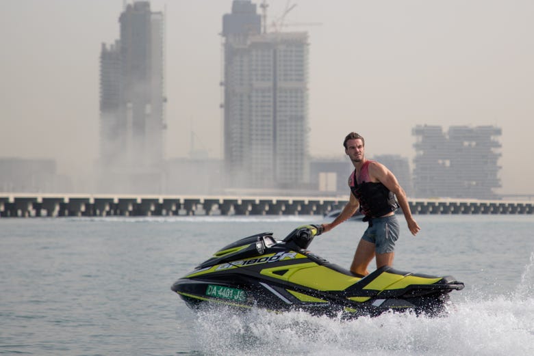 Moto de agua por la costa de Dubái