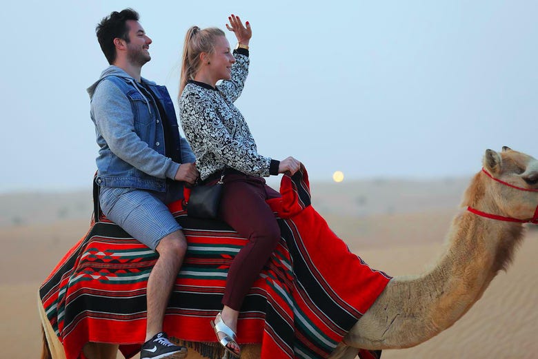 Passeando de camelo pelo deserto