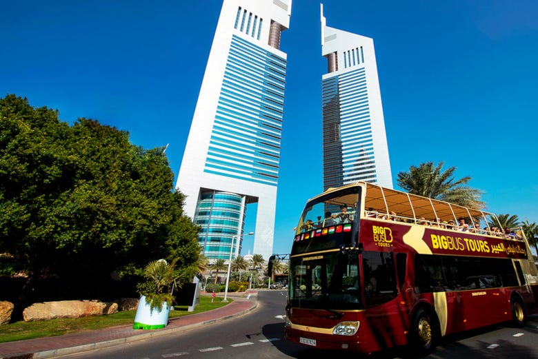 Disfrutando del recorrido en el autobús Big Bus por Dubái