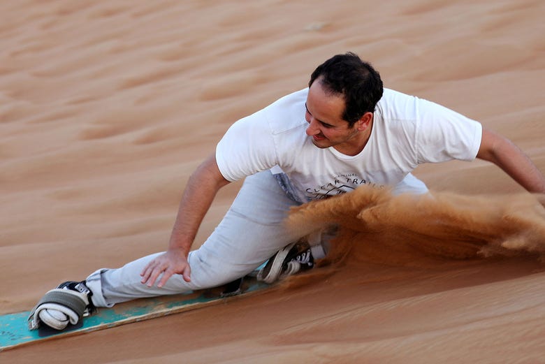 Practicando sandboard en el desierto
