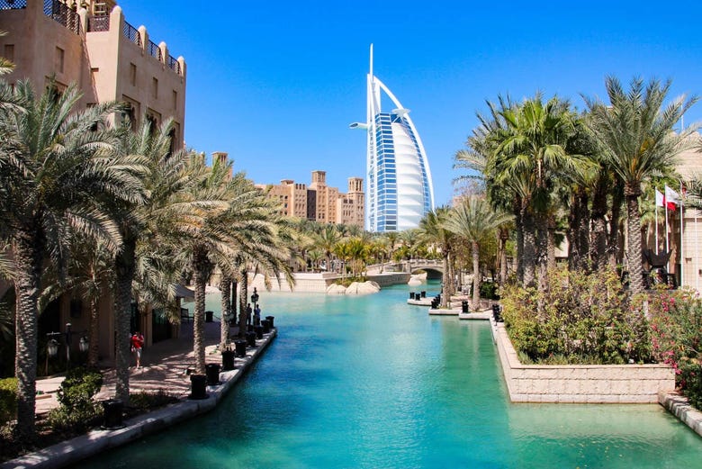 Vista frontal do Hotel Burj Al Arab