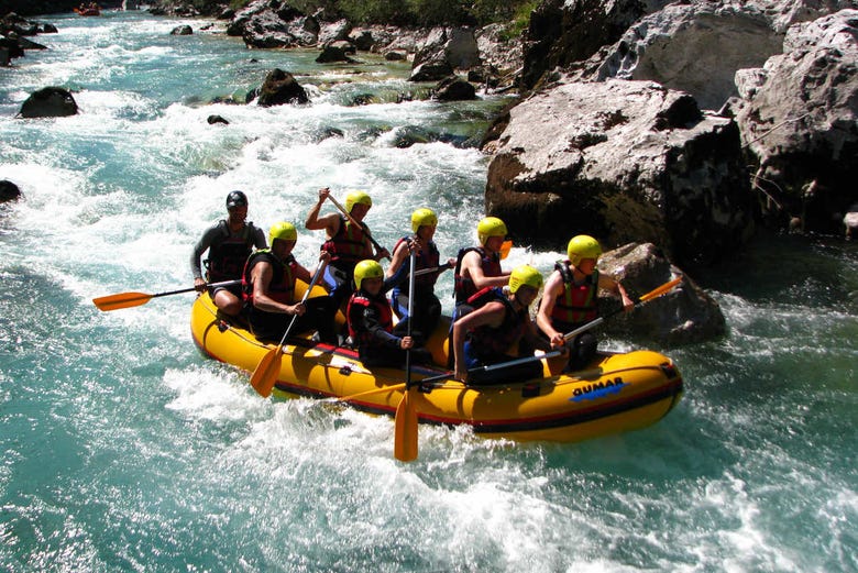 Practicando rafting en el río Isonzo