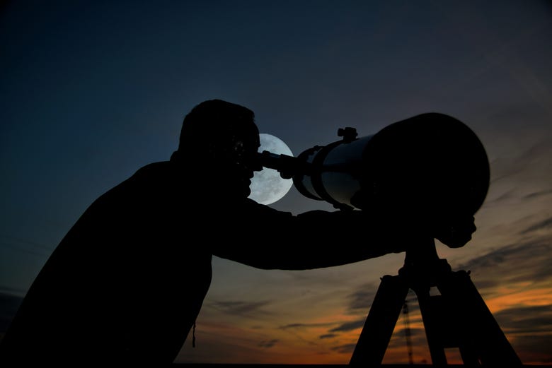 Contemplando las estrellas a través del telescopio