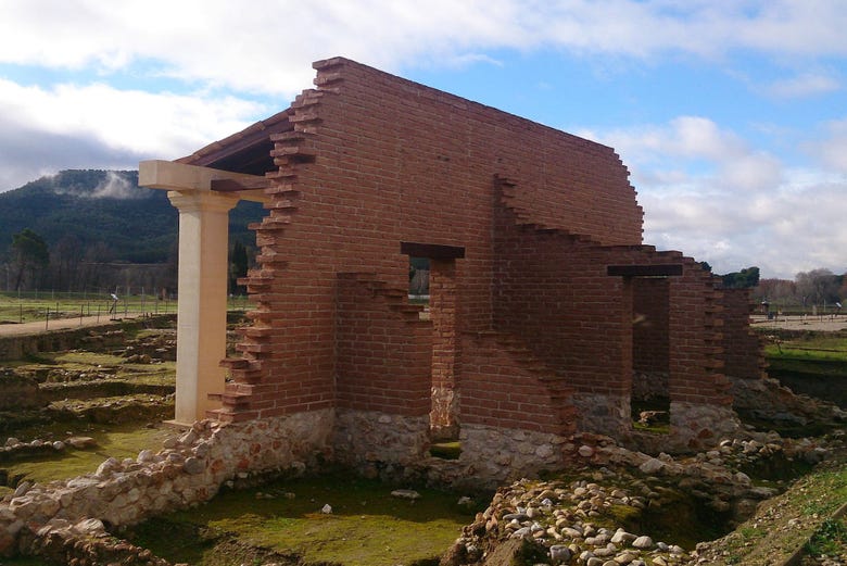 Visita guiada por el yacimiento arqueológico de Complutum ...