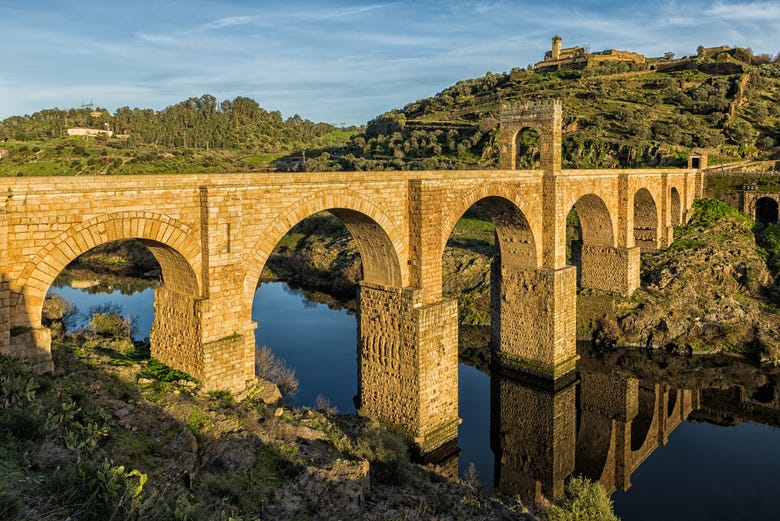 Admirando el puente romano de Alcántara