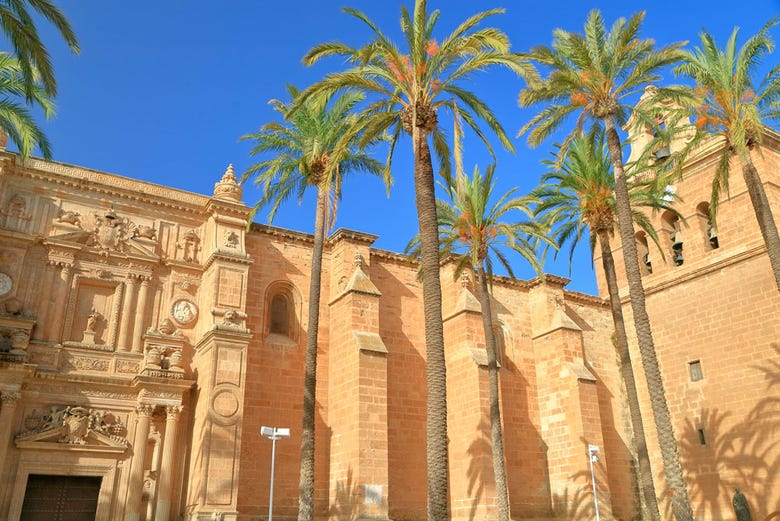 Contemplando la catedral de Almería