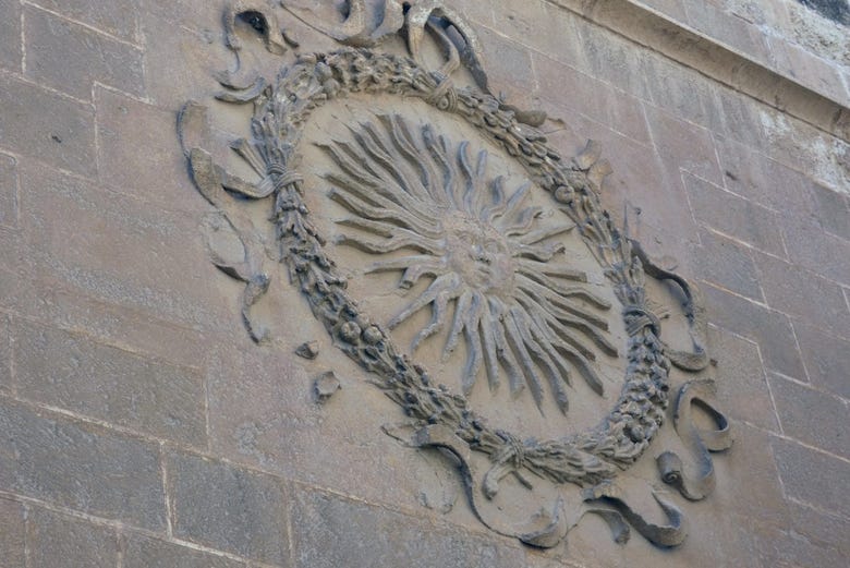 Detalle en la fachada de la catedral de Almería