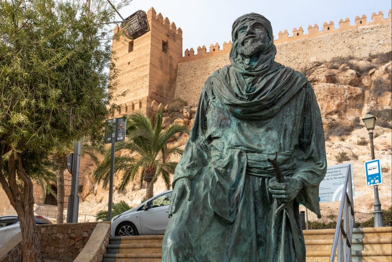 Estatua del rey Jayrán , frente a la Alcazaba de Almería