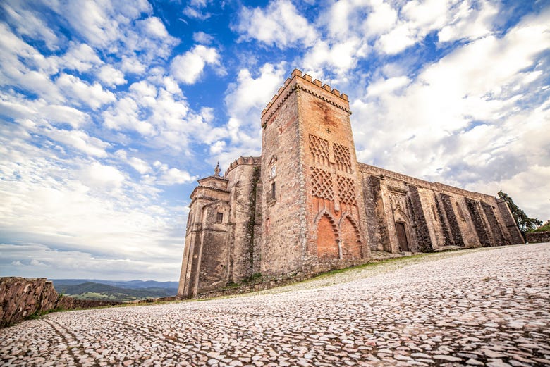 Admirando la iglesia ubicada junto al castillo de Aracena 