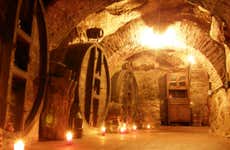 Visita às adegas subterrâneas de Aranda de Duero