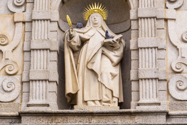Escultura de Santa Teresa de Jesús en Ávila
