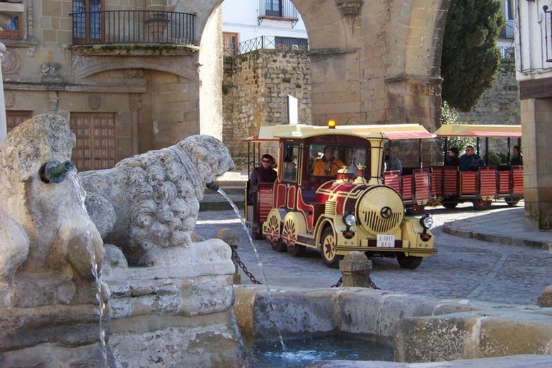 El tren turístico en la Plaza de Santa María de Baeza