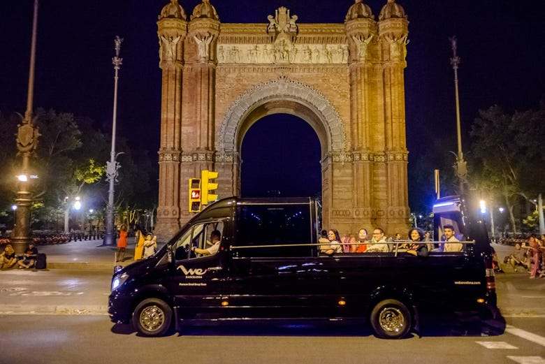 Miniônibus junto ao arco do triunfo de Barcelona
