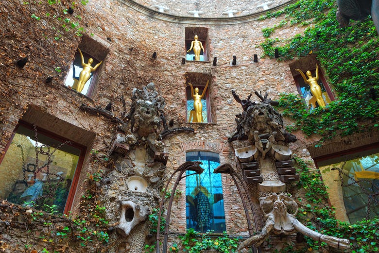 Recorriendo el patio del Teatro-Museo Dalí en Figueres