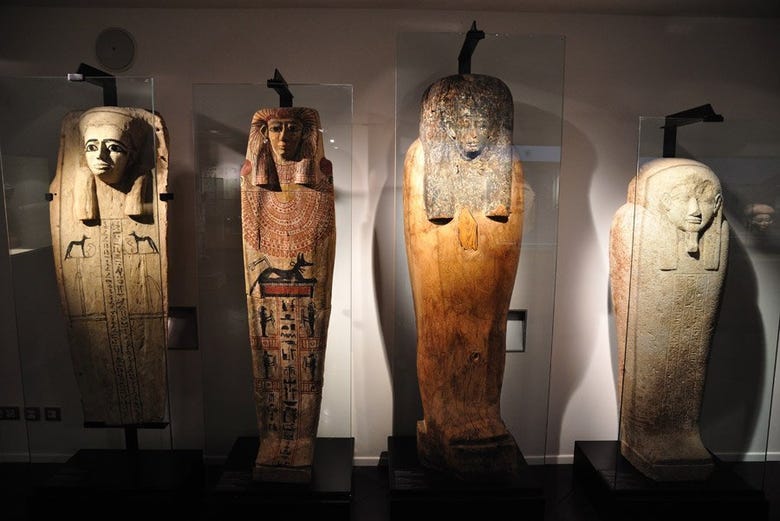 Sarcófagos no Museu Egípcio de Barcelona