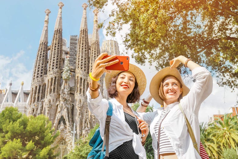 Selfie junto com a Sagrada Família de Barcelona ao fundo