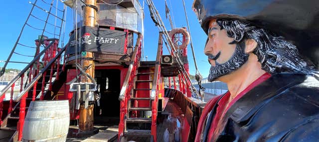 Paseo en barco pirata por las playas de Barcelona