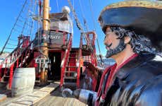 Tour delle spiagge di Barcellona su una nave pirata