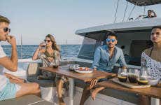 Passeio de catamarã com churrasco