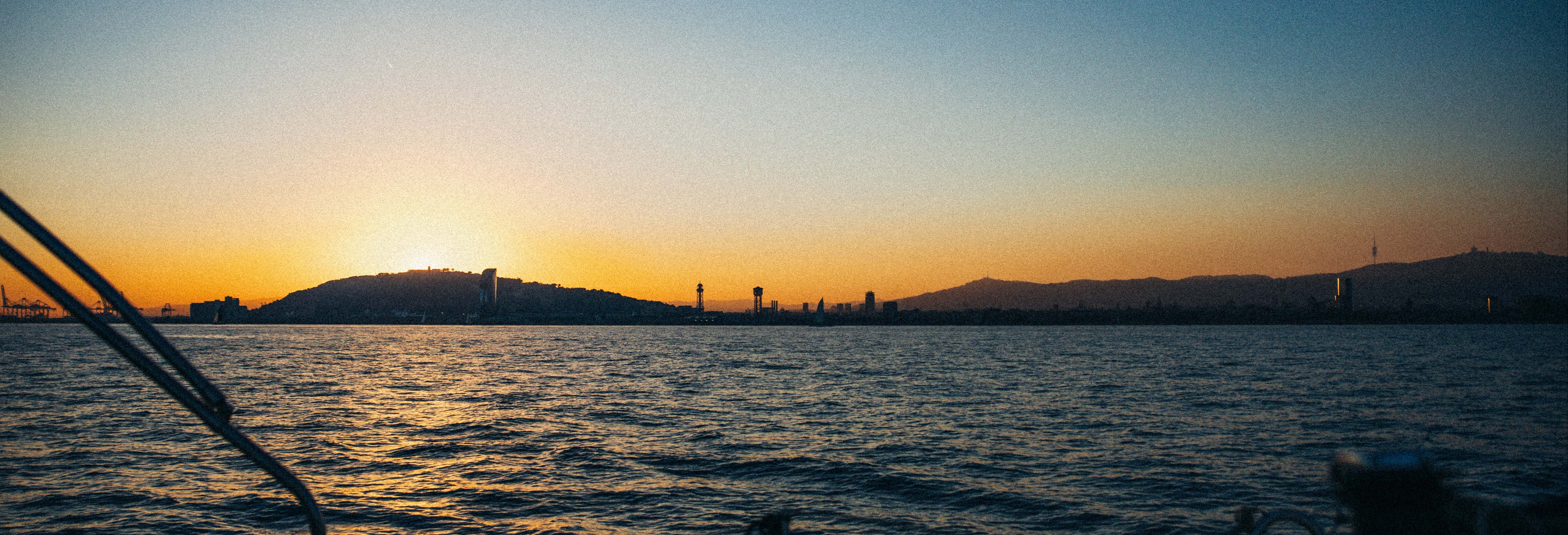 Giro In Barca A Vela Al Tramonto Da Barcellona Civitatis Com