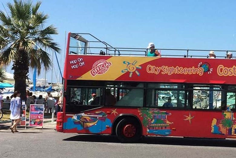L'autobus turistico attraversando Benalmádena