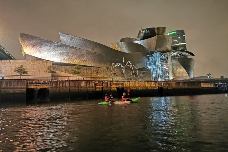 Un kayak junto al Museo Guggenheim 