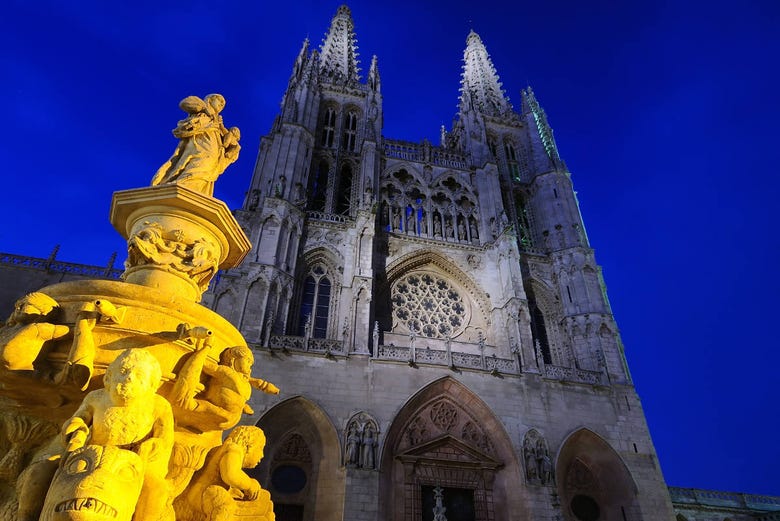Fachada iluminada de la catedral de Burgos