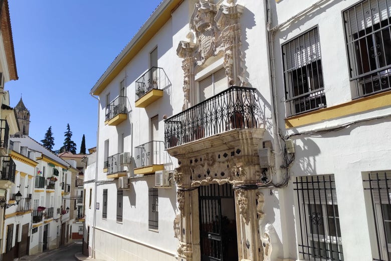 Admirando la fachada de un palacio barroco en el centro de Cabra