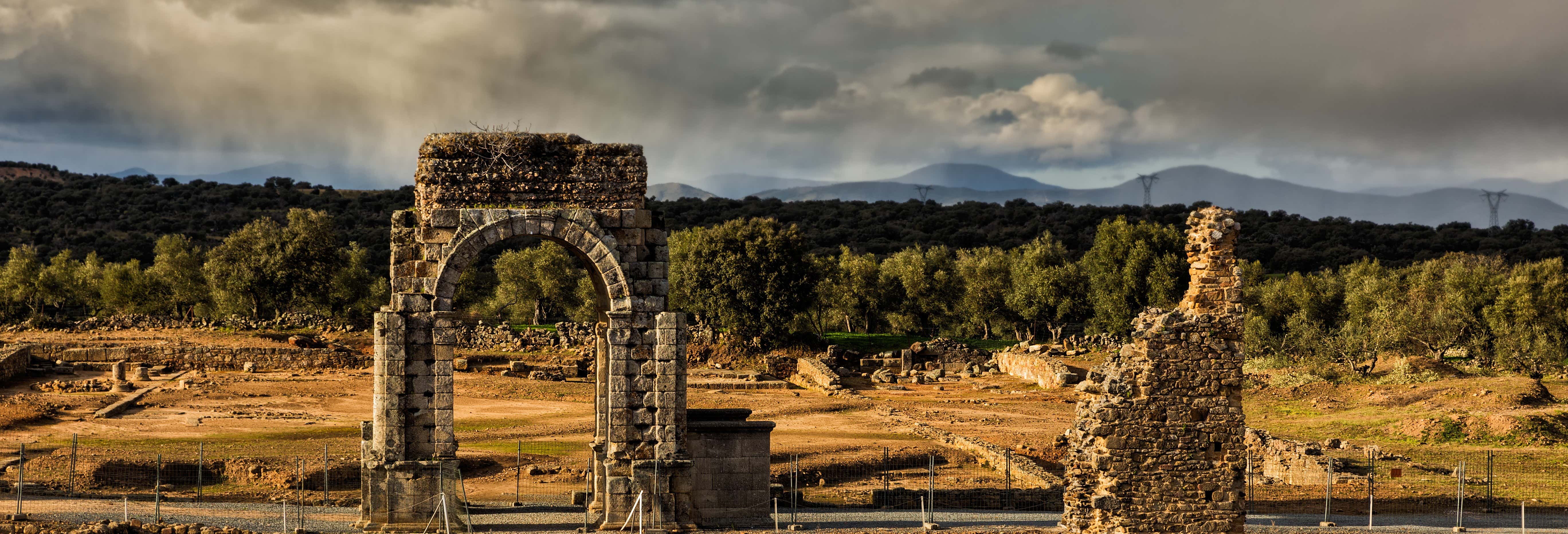 Excursión al yacimiento de Cáparra y el Valle de Ambroz desde Cáceres