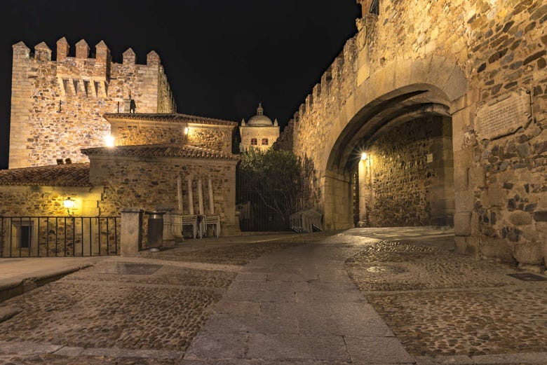 Centro histórico de Cáceres ao entardecer