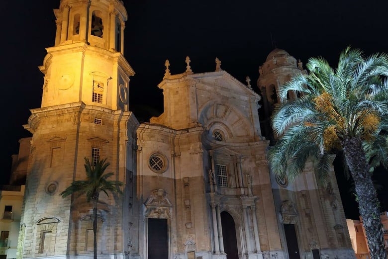 Catedral de Cádiz por la noche
