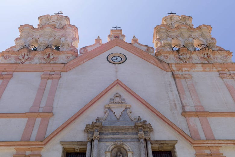Contemplando la fachada de la iglesia del Carmen