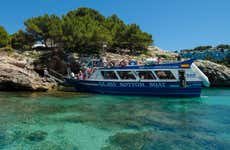 Barco a Cala Galdana saindo de Cala’n Bosch