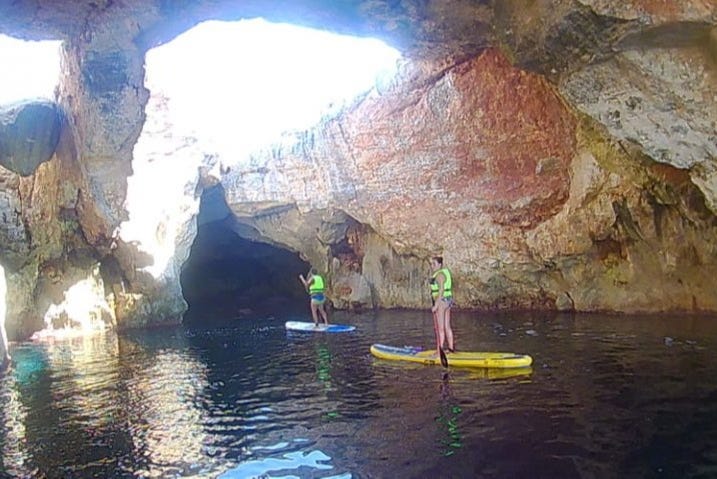 Navegando por uma gruta de Cales Coves