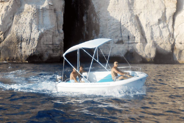 Navegando por Menorca numa lancha com toldo
