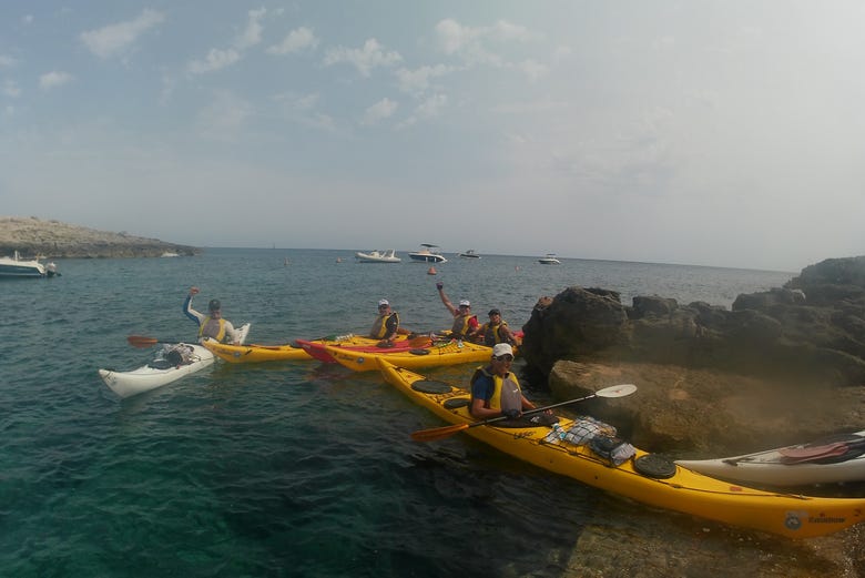 Disfrutando del tour en kayak por el sur de Menorca
