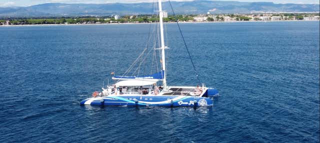 Paseo en catamarán de día completo