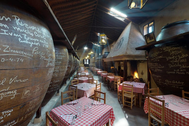Tinajas en la bodega del restaurante-museo Mesón Cuevas del Vino