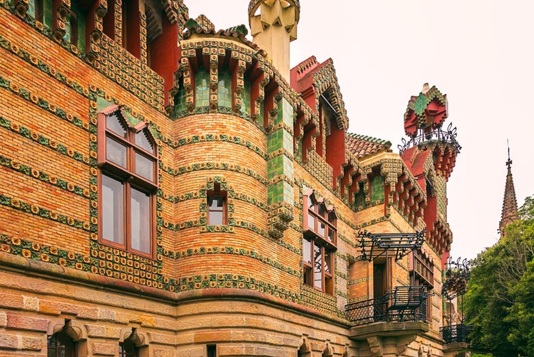 Façade de El Capricho de Gaudí 