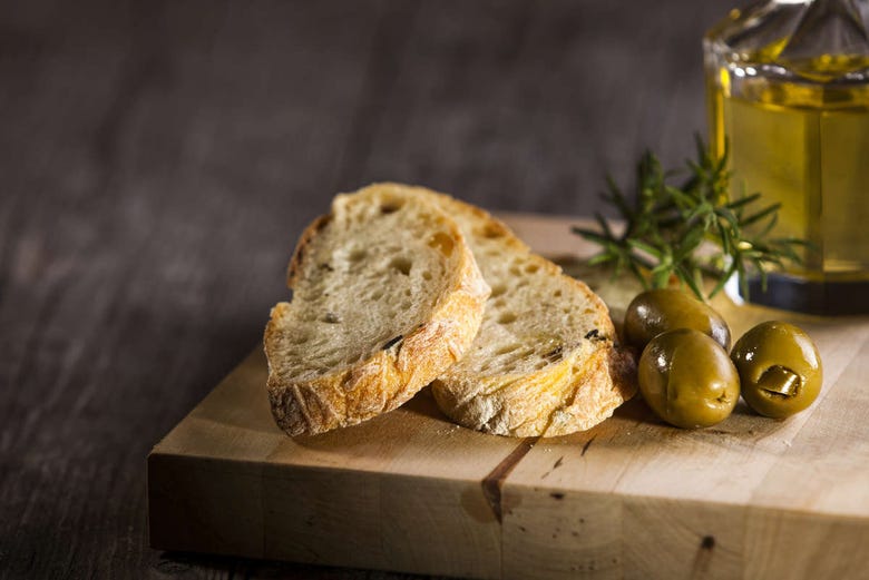 Pão com azeite e azeitonas, café da manhã andaluz