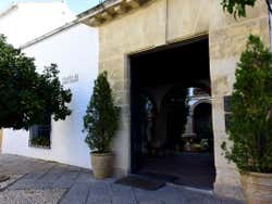 La entrada al Palacio de Viana