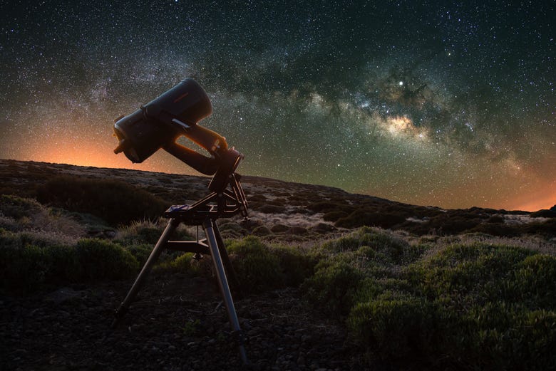 Um telescópio nas Cañadas del Teide ao anoitecer