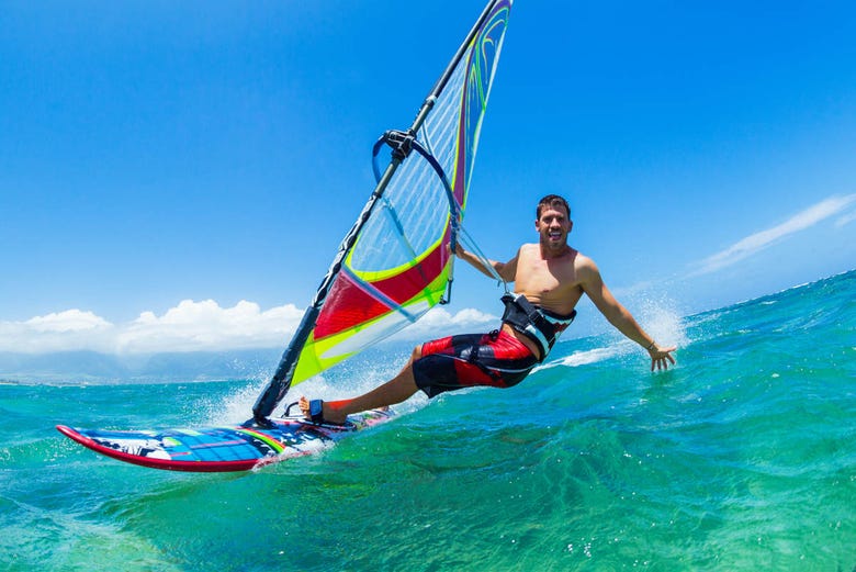 Practicando windsurf en Fuerteventura
