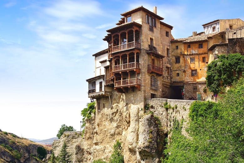 Casas suspensas de Cuenca vistas da ponte de San Pablo